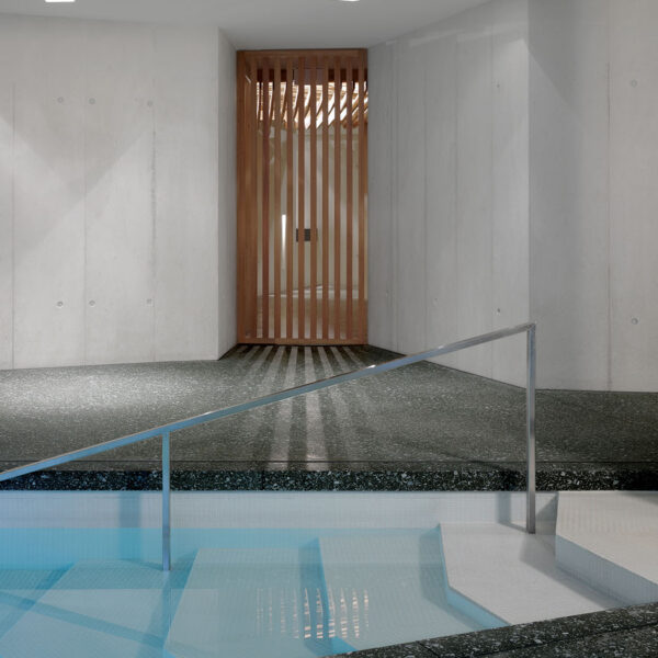 Blick vom Schwimmbad in Richtung des Wellnessbereiches