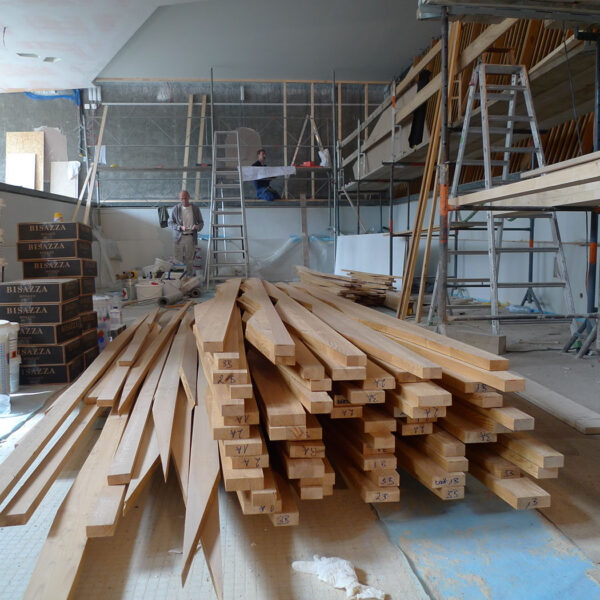 Bauphase mit Holzlager im Pool