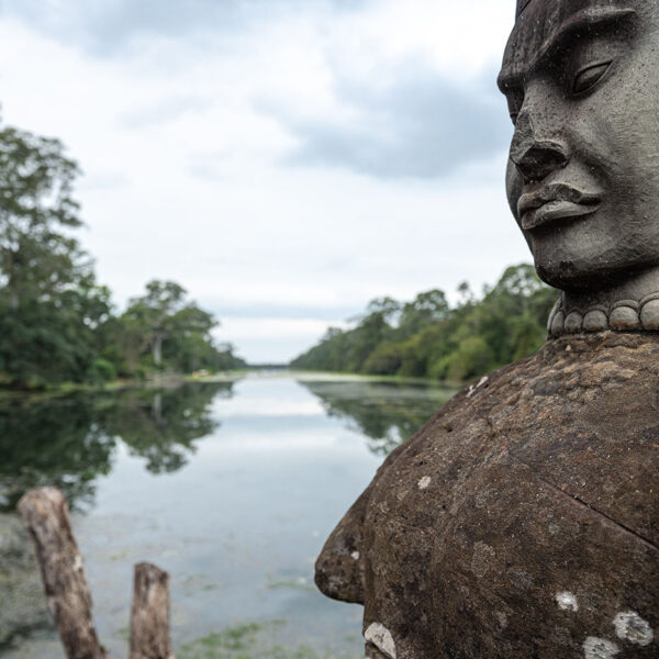 Brückenpfeiler in Richtung Bayon