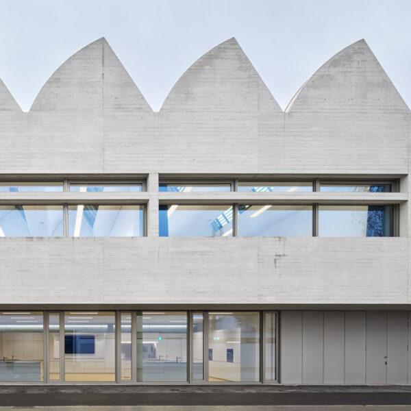 Detail der Fassade mit den Sheds der Zeichensäle
