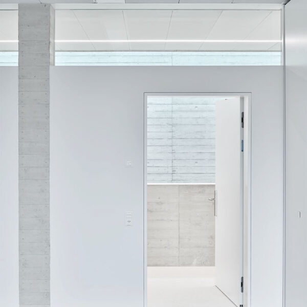 Verwaltungszimmer mit Glasoberlicht zum Treppenhaus