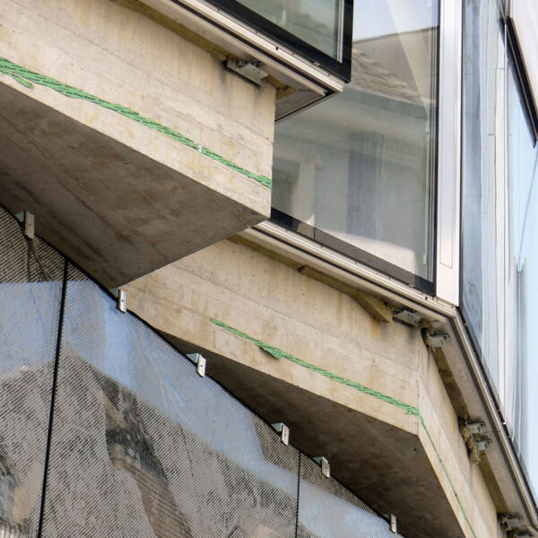 Detail der Fassadenerker während des Baus
